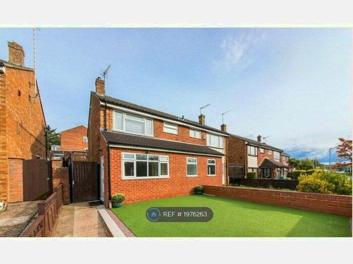 3 Bedroom Semi-Detached House To Rent In Ivy Villas, Greenhithe, DA9