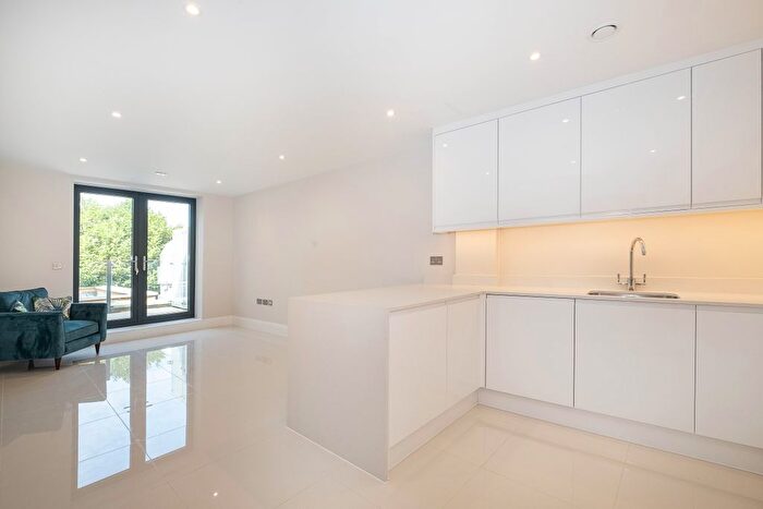 2 Bedroom Flat To Rent In Merton Road, London, SW19