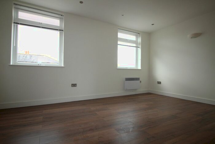 1 Bedroom Flat To Rent In Oak Road, Leatherhead, KT22