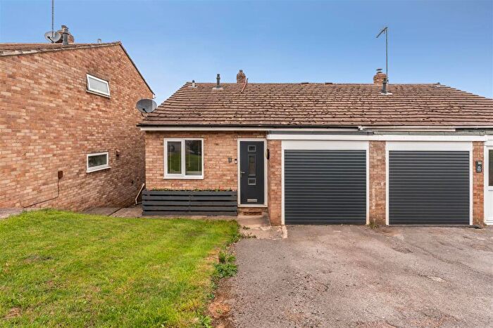 3 Bedroom Semi-Detached House For Sale In Ridge Close, Banbury, OX16