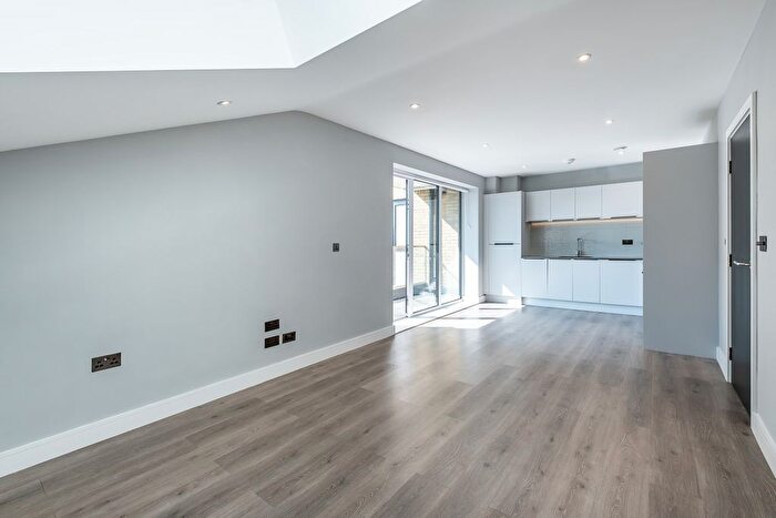 2 Bedroom Flat To Rent In Kilburn Lane, London, W10