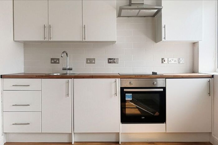 1 Bedroom Flat To Rent In Ermine Side, Bush Hill Park, Enfield, EN1