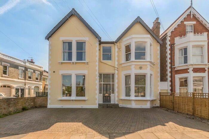 2 Bedroom Flat To Rent In Grosvenor Road, London, W4