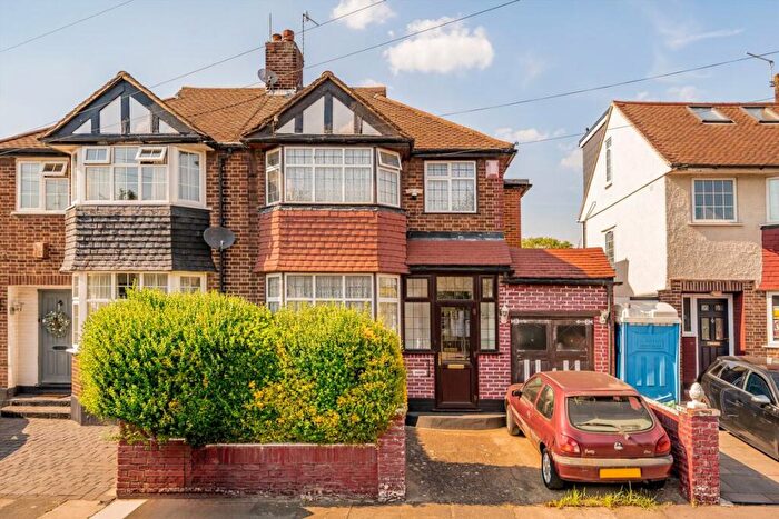3 Bedroom Semi-Detached House For Sale In Brookdene Road, Woolwich, SE18