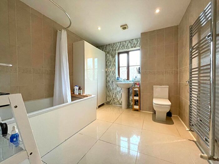 5 Bedroom Detached House For Sale In Perivale, Monkston Park, Milton Keynes, MK10