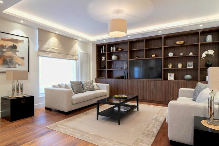 3 Bedroom Flat To Rent In South Audley Street, London, W1K