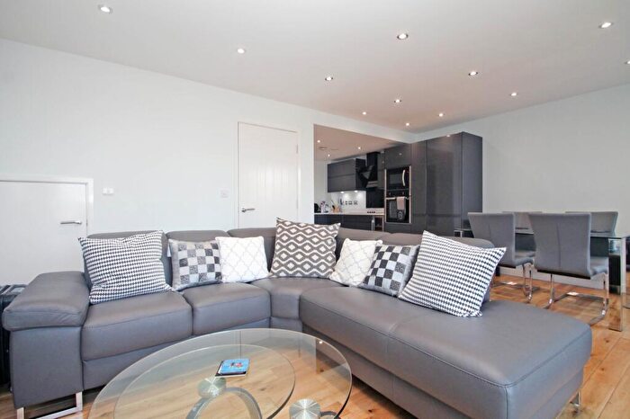 3 Bedroom Property To Rent In Tate House, New York Road, City Centre, Leeds, LS2