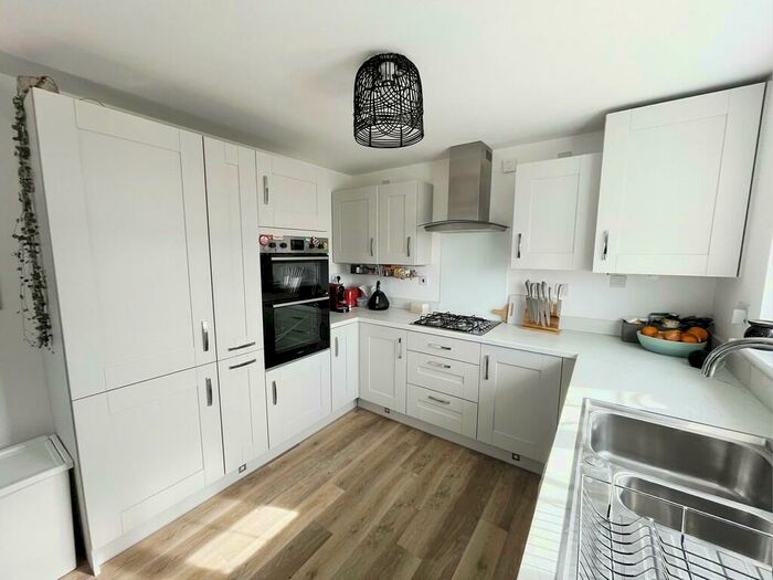 3 Bedroom Semi-Detached House To Rent In West End Lane, New Rossington, DN11