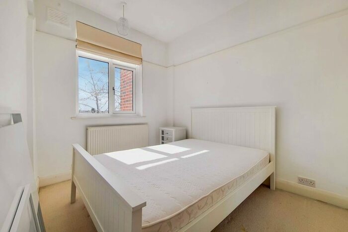 2 Bedroom Flat To Rent In Balham High Road, Wandsworth Common, London, SW17