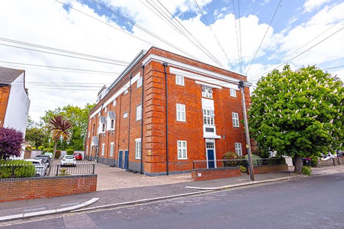 3 Bedroom Flat For Sale In Priory Avenue, Southend-On-Sea, SS2
