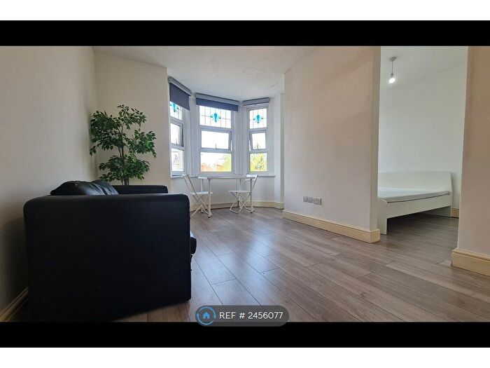 Studio To Rent In Albert Road, Ilford, IG1