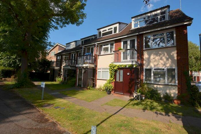 2 Bedroom Maisonette To Rent In Westfield Park, Hatch End, HA5