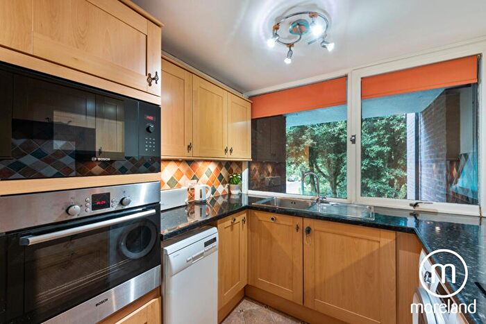 2 Bedroom Apartment To Rent In Chandos Way, Golders Green, NW11