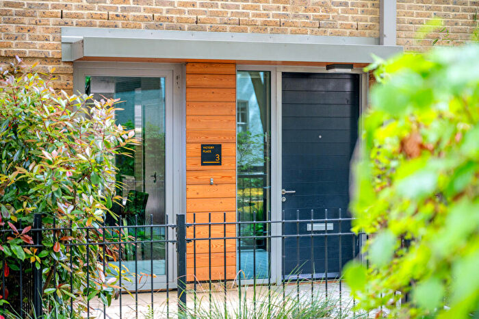 3 Bedroom Apartment To Rent In Victory Place, Elephant & Castle, SE17