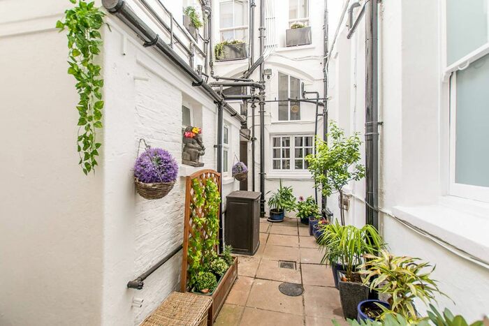 2 Bedroom Flat To Rent In Courtfield Gardens, South Kensington, London, SW5