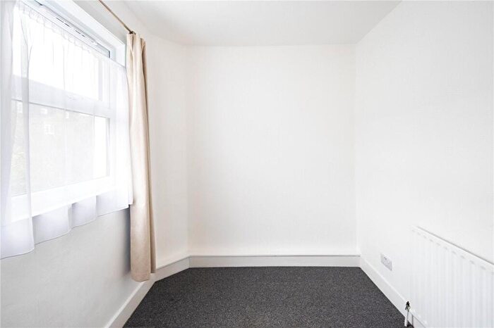 2 Bedroom Flat For Sale In Roding Road, Homerton, London, E5