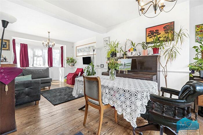 3 Bedroom Terraced House For Sale In Osidge Lane, London, N14