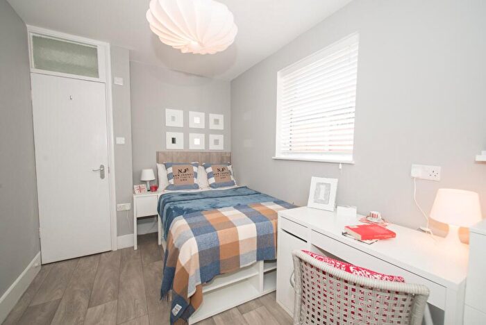 Studio To Rent In En Suite, Edward Street, Luton, Bedfordshire, LU2