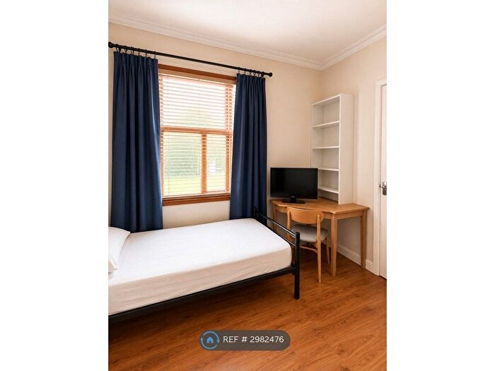 Studio To Rent In Station Road, London, N3