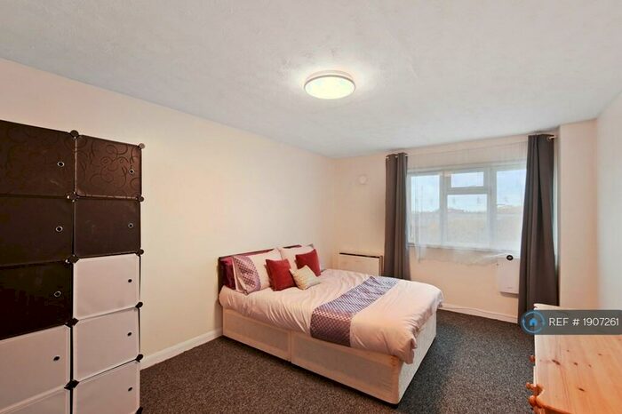 2 Bedroom Flat To Rent In Claremont Close, London, E16