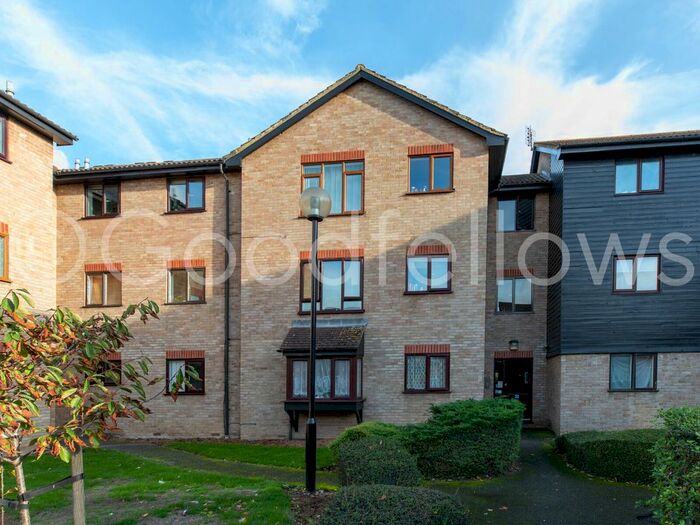2 Bedroom Flat To Rent In Firs Close, Mitcham, Surrey, CR4