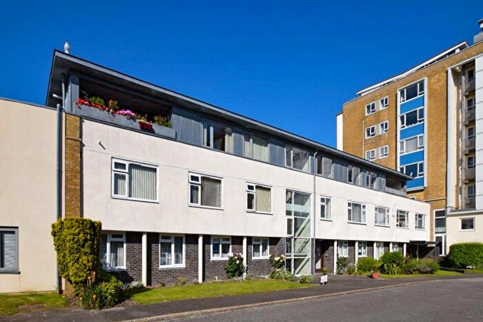 3 Bedroom Flat To Rent In Chiswick Place, Eastbourne, BN21
