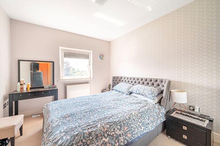 3 Bedroom Flat To Rent In Ballards Lane, Finchley Central, London, N3
