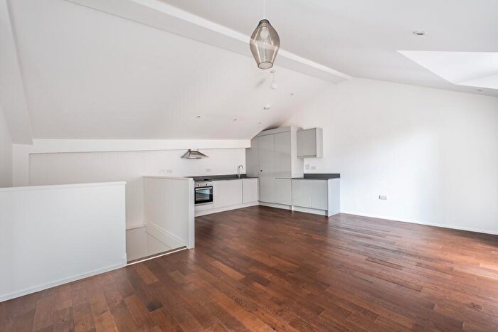 1 Bedroom Duplex To Rent In Gransden Avenue London, E8