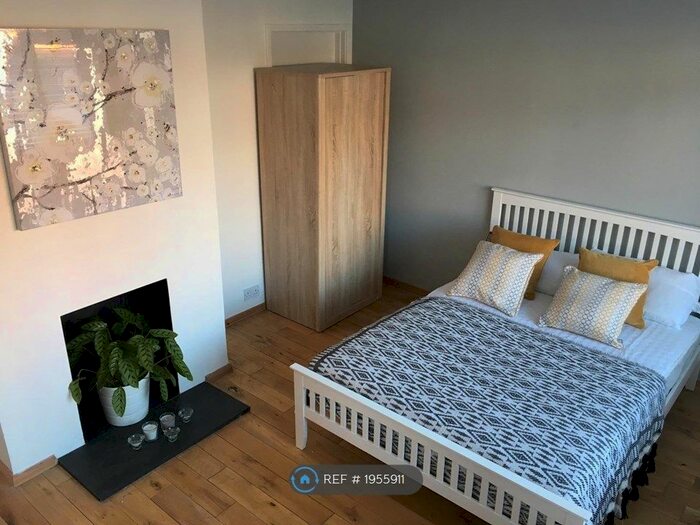 4 Bedroom Semi-Detached House To Rent In Addiscombe / Croydon, Addiscombe / Croydon, CR0