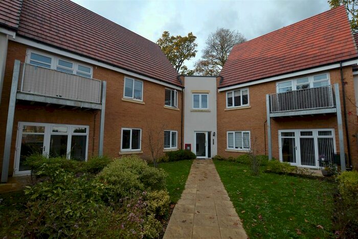 2 Bedroom Flat To Rent In Copse Close, Fleet, GU51