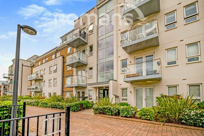 2 Bedroom Flat To Rent In Heron Way, Maidenhead, SL6