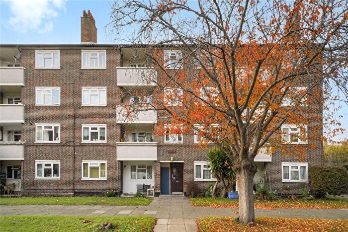 3 Bedroom Flat For Sale In Brick Farm Close, Kew, Surrey, TW9