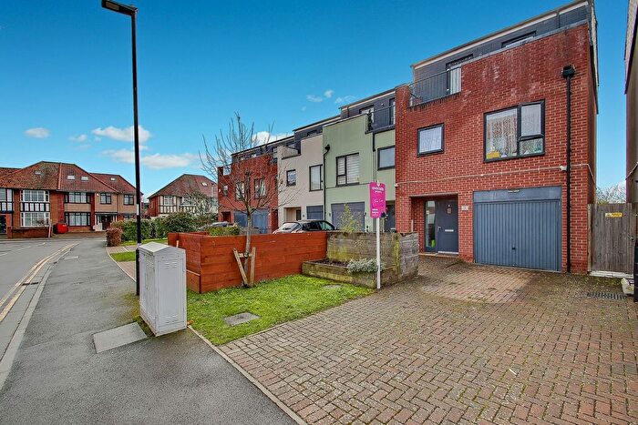 4 Bedroom Town House For Sale In Finefield Walk, Slough, SL1