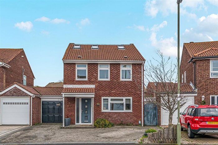 4 Bedroom Link Detached House For Sale In Dover Close, Stubbington, PO14
