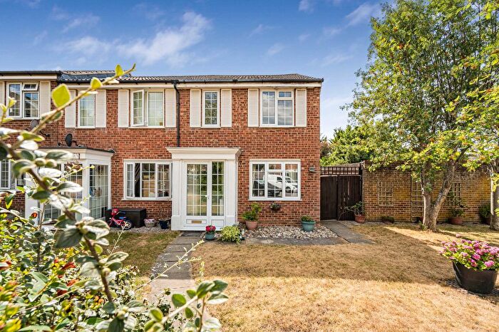 3 Bedroom End Terrace House For Sale In Aquila Close, Leatherhead, KT22