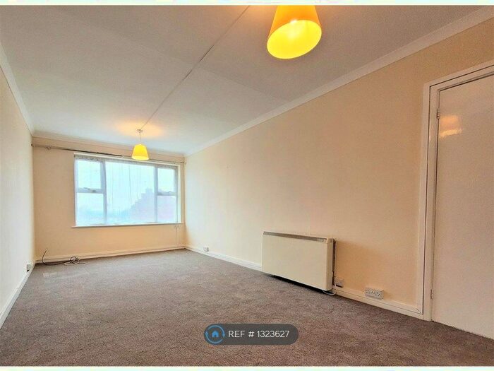2 Bedroom Flat To Rent In Cedarwood Court, Walsall, WS1