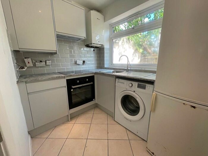 2 Bedroom Flat To Rent In Trent Gardens, Enfield, N14