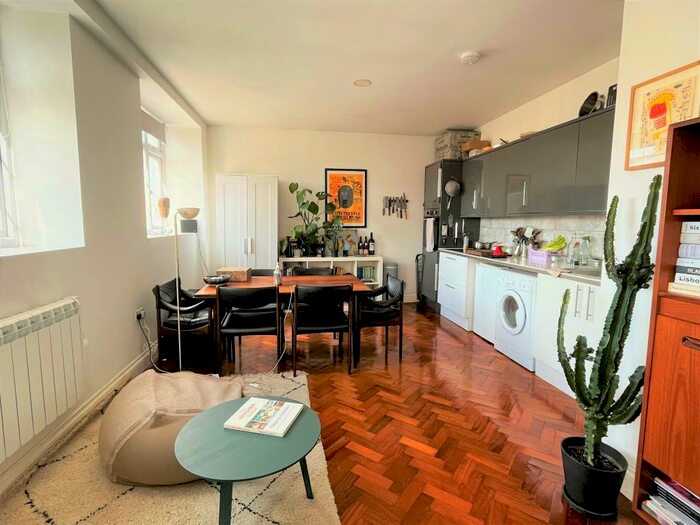 Studio To Rent In Vale Road, London, N4