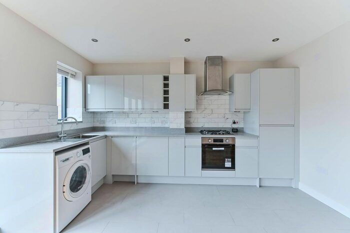 2 Bedroom Flat To Rent In Tooting High Street, Tooting Broadway, London, SW17
