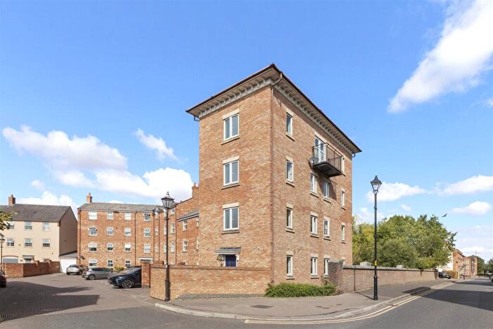 2 Bedroom House For Sale In Fairford Leys, Aylesbury (fully Refurbished), HP19