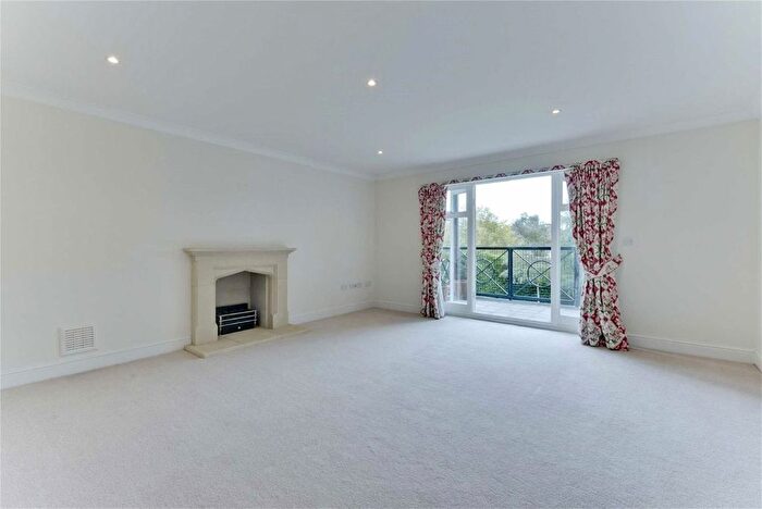 3 Bedroom Flat To Rent In Old Avenue, Weybridge, KT13