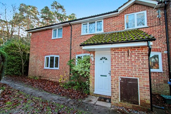 3 Bedroom End Terrace House To Rent In Shaftesbury Mount, Blackwater, Camberley, Surrey, GU17