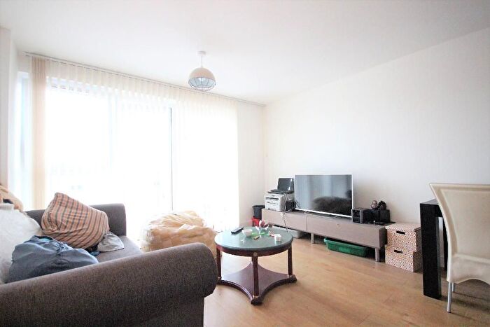 1 Bedroom Flat To Rent In Oxford House, Dean Path, Dagenham, Dagenham, RM8