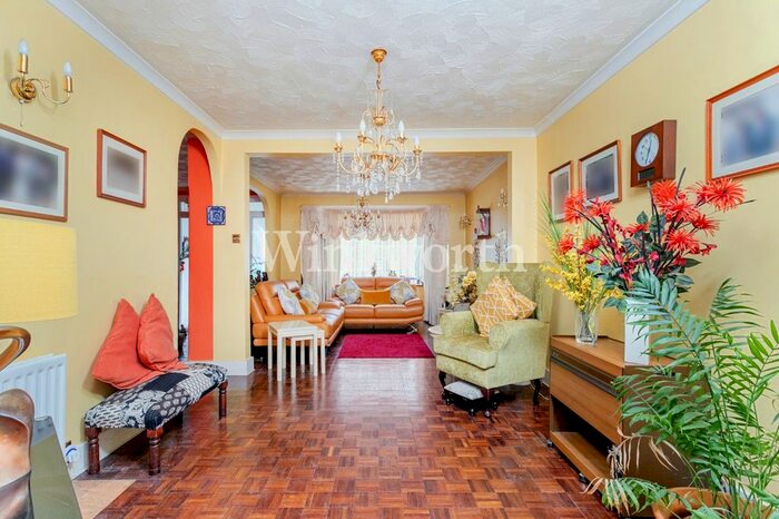 3 Bedroom Terraced House For Sale In New Park Avenue, London, N13