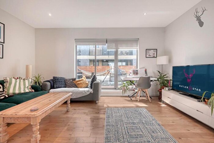 4 Bedroom Town House To Rent In Palmers Road, Bethnal Green, E2