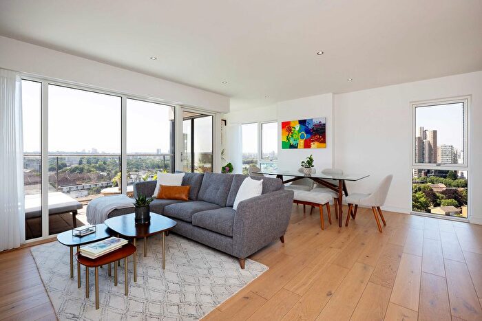 2 Bedroom Flat To Rent In Ovex Close, London, E14