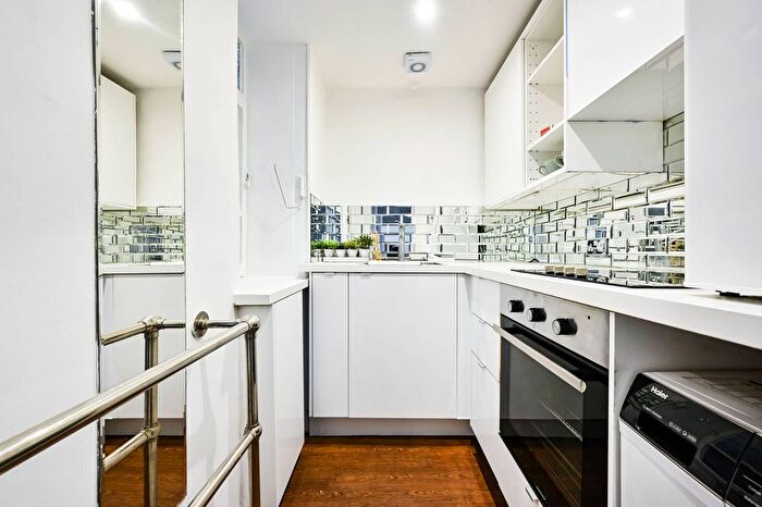 2 Bedroom Flat To Rent In Parkview Court, Bishop's Park, London, SW6