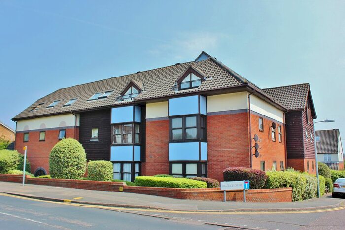 3 Bedroom Flat To Rent In Beatrice Court, Buckhurst Hill IG9