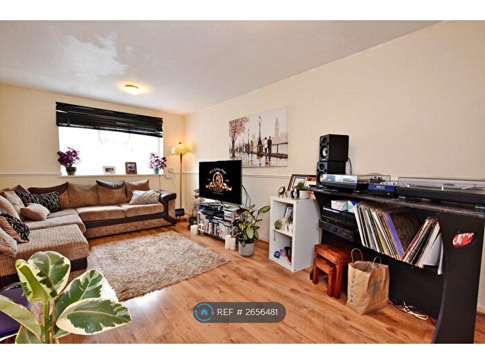 1 Bedroom Flat To Rent In Boundary Way, Watford, WD25