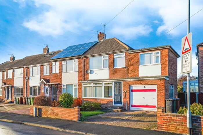 3 Bedroom End Of Terrace House For Sale In Springfield Avenue, Morley, Leeds, West Yorkshire, LS27